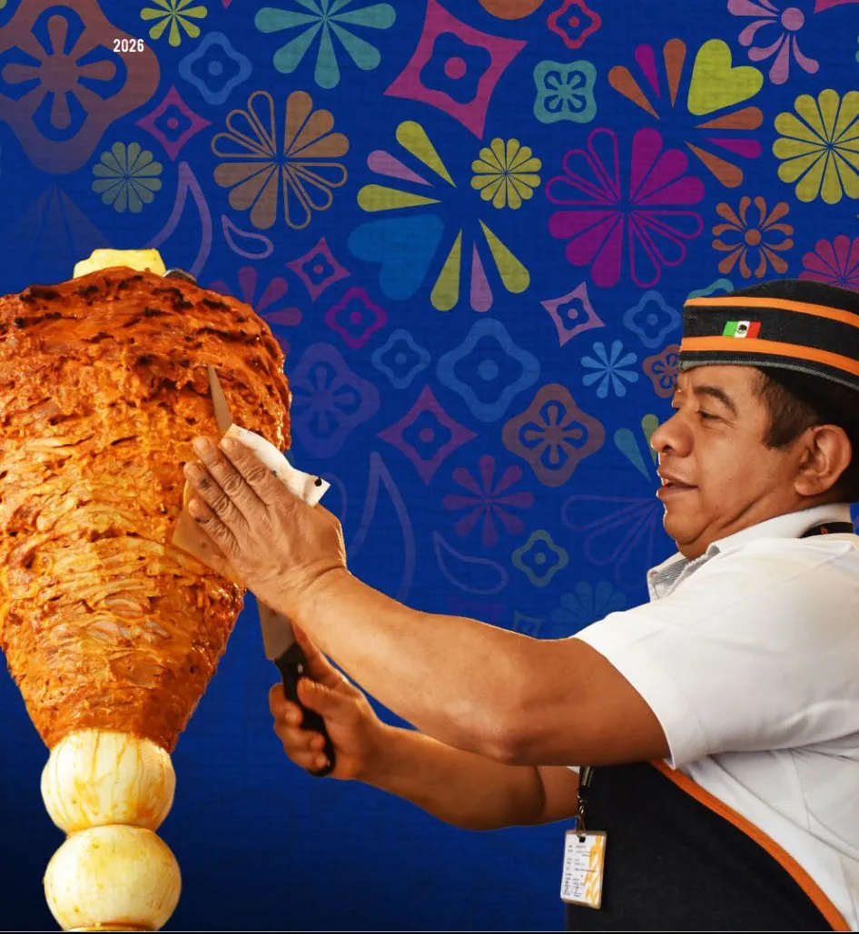 Pastorero fileteando el trompo al pastor