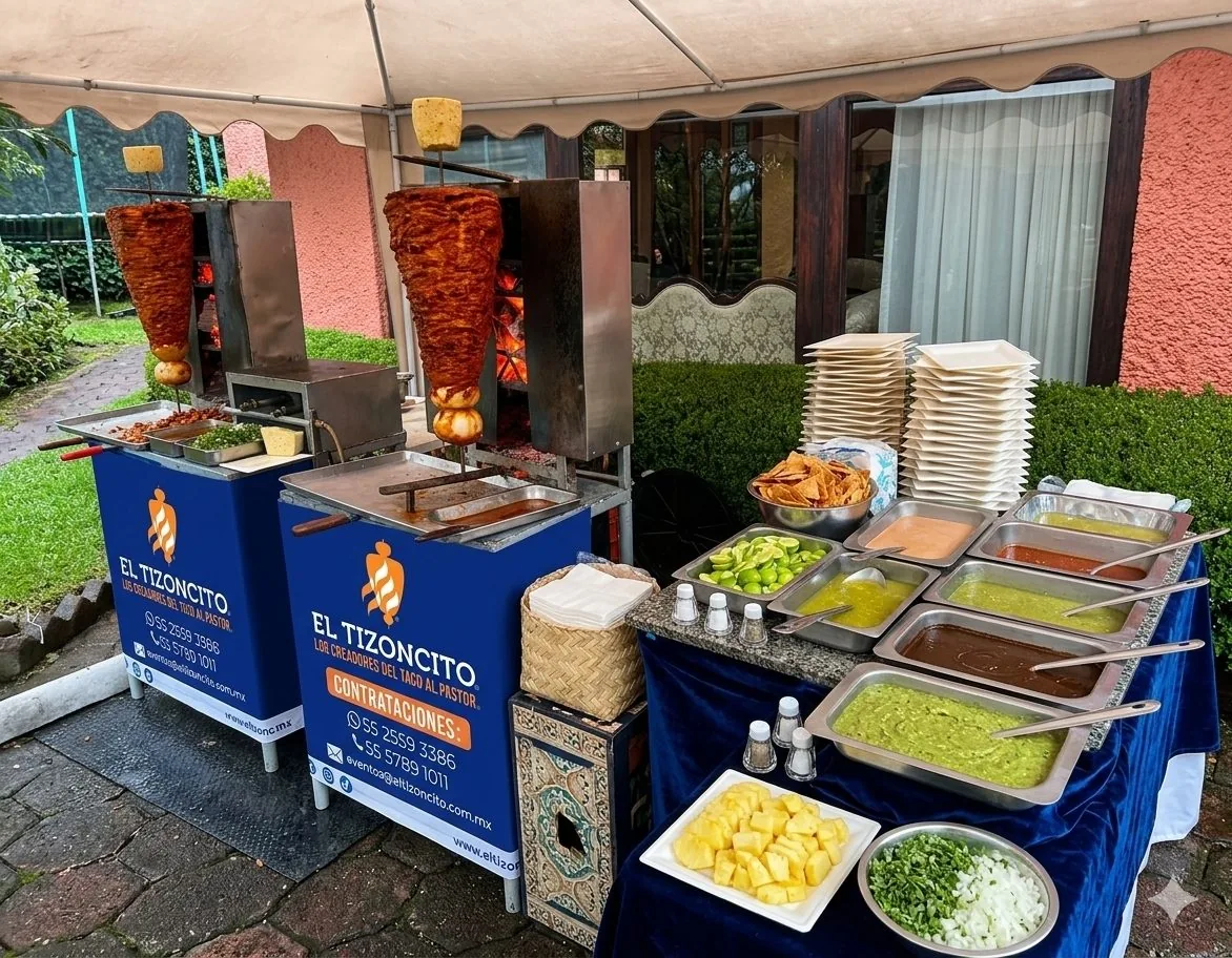 Montaje de taquiza El Tizoncito con dos trompos de pastor, salsas, piña y guacamole